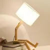 Lâmpadas de mesa Modern LED Robot forma de madeira Luz nórdica para a sala de estar flexível de mesa de mesa infantil luminária de cama de cama