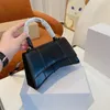 Ny mode Small Leather Crossbody Bag For Women Axel Påsar Designer Handväskor Smidiga kalvskinn Plånböcker Lyxiga damkopplingar med unik konkav silhuett