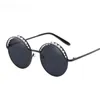 Lyxpärlor runt solglasögon kvinnor mode legering ram märke pärlor designer solglasögon för kvinnliga svarta nyanser uv400 new339o