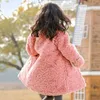 Baby Coat Jacket Winter Jacket Faux Fur grossa criança adolescente adolescente lã quente casacos de pérolas longas roupas de alta qualidade roupas de menina 20220905 e3