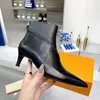 2022 New Women Women Tornozelo Boots Calf Sapatos pontiagudos Mulher Botas curtas com calcanhar de altura média e zíper traseiro