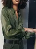 여성용 블라우스 2022 윈터 여성 레트로 기질 단순하고 다목적 칼라 긴팔 주머니 실크 새틴 질감 셔츠