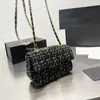 CC Bag Кошельки 2022Ss Твидовая мини-сумка с клапаном Pre-Fall Кошелек Двухцветная классическая стеганая золотая фурнитура-цепочка через плечо Французский De221g