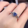 Pierścienie klastra 1.0CT Blue Heart w kształcie serca pierścień diamentowy VVS1 Clarity Gra tworzy wysokie zaangażowanie dla kobiet