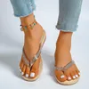 Sandálias largura feminina feminina moda moda cor sólida stromestone chinelos imitação de palha lamas planas saltos de verão