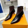 2022 New Women Women Tornozelo Boots Calf Sapatos pontiagudos Mulher Botas curtas com calcanhar de altura média e zíper traseiro