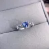 Pierścienie klastra 1.0CT Blue Heart w kształcie serca pierścień diamentowy VVS1 Clarity Gra tworzy wysokie zaangażowanie dla kobiet