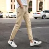 Мужские брюки Mrmt 2022 бренд бренд весенний случайные мужские брюки растягиваются мода для мужчин скинни маленькие ноги
