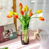 장식용 꽃 5pcs/무리 튤립 인공 꽃 진짜 터치 시뮬레이션 꽃다발 웨딩 장식을위한 가짜 가렌 장식