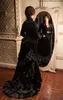 Gotisches viktorianisches schwarzes Hochzeitskleid aus Samt mit langen Ärmeln, Stufenrock, lange Vintage-Brautkleider, Spitzenapplikationen, Korsett, Winter-Bustle-Brautkleider 2022