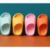 Slipper Kinderlippers Zomer Pinkycolor Leuke strandschoenen voor jongens meisjes waterdichte antiskid badkamer kinderen slippers zachte babyschoen 220902