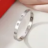 Brazalete duro con diamantes Brazaletes de diseño clásico Encantos para joyería Pulseras brillantes de color plateado Pulsera de pareja de joyería de boda de lujo de moda