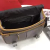 Luksusowe Mężczyźni Projektanci Moda Torba Crossbody Wysokiej jakości Messenger Torebki Nici Nylon Płótno List Hasp Miękki poliester Wielofunkcyjna kieszeń z klapką Torba na ramię