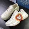 22s Topkwaliteit Desinger Casual Schoenen Dad Sneaker Rhyton Parijs Mode Heren Dames Schoen Platform Trainers Aardbei Muis Golf Mond Print