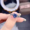 Pierścienie klastra 1.0CT Blue Heart w kształcie serca pierścień diamentowy VVS1 Clarity Gra tworzy wysokie zaangażowanie dla kobiet