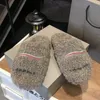 Kobieta projektantka pantofla puszyste futra sandały sandały zimowe kapcie płaskie muły litery pluszowe ciepłe suwaki obuwie z pudełkiem EU41