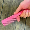 Accessoires de mode peignent le petit couteau noir qui ressemble à une brosse à cheveux pour les femmes1043874