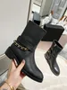 2022 Tasarımcı Kadın Botları Güz Kış Markalı Deri Ayakkabı Zincirleri Zip Blok Topuk Düz Çizmeler Siyah Beyaz Kutulu Profesyonel Deri Çizme 35-41