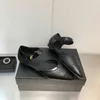 العلامة التجارية غير الرسمية للأحذية C 2022 New Small Jane Flat Shoes Women's One Line Line Leather Baotou Color Matching Small Sandals