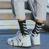 Chaussettes athlétiques 1 paire Brand New Fashion Ins Coton Noir Blanc Stripe Crew Hommes Chaussettes Sports High Skateboard Blaze Street Happy Long sox En Vente L220905