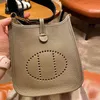 2022 New Hollow Out Bucket Bag Top Layer Cowide Evelynnlitchi Muster Cowide Frauenbeutel Single Schulter Messenger Handy -Tasche