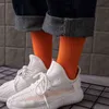 Athletische Socken Männer 2021 Neue Mode Baumwolle Helle Neon Crew Casual Atmungs Lange Sport Für Calcetines De Hombre weiß L220905