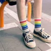 アスレチックソックス新しい女性縞模様のカラフルなコットンカレッジガールの長さの膝の靴下サマーストリートウェアヒップホップスタイルハラジュクL220905
