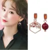 Dangle Küpeler Asimetrik Küpe Retro Kırmızı Bean Hexagon Asimetrik Moda Trend Setter Lady Jewelry Hediye