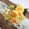 Greante floral falsa 1 Bouquet Amarelo Flores Artificiais PEONY TEA ROSA ROSA DE AUTONO FLORES FALCAS DE SALA DIY CASA DO CASA DO CASAMENTO DE CASAMENTO J220906