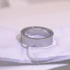 T Tasarımcı Gümüş Yüzük Yüksek kaliteli titanyum çelik Melanan Yüzük Lüks Marka Erkekler Kadın Moda Halka Partisi Düğün Aksesuarları