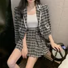 Robe Deux Pièces Chic Plaid 2 Pièces Ensemble Mignon Col Rabattu Candigs Veste Perles Bouton Manteau Court Femmes Aline Jupes Plissées 220906