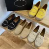 En ton-ton-version Hampa espadrilles Skosignaturlogotyp dekorerar designen på dessa Espadrilles Den handsydda sulan har gummerade skor av kända märken