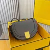 Omuz çantaları eyer çantaları tasarımcı İngiliz tarzı çanta crossbody cüzdanlar kehribar dekorasyon bayan messenger çantaları 220902