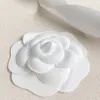 Romantica spilla con camelia bianca Spilla con fiore da donna Spilla da bavero Gioielli da sposa Regalo per la sposa d'amore