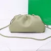 7A Designer Mini Pouch Bag Axel Tote Clutch Bag Cream ￤kta l￤der Luxury Crossbody Designers Handv￤ska Fashion Totes Cross Body P￥sar Purse lyxkvinnor