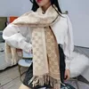 Стильные женщины-кашемировые шарфы классический дизайнер с полным дизайнером букв Scarf мягкие плавные теплые обертывания с меткой Осень зимний длинный шаль.