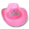 Berretti Un cappello da cowboy occidentale con visiera piumata e corona rosa