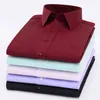 Camisas casuales para hombres Camisas de vestir básicas sólidas de manga larga clásicas diarias para hombres Llanura / sarga Formal Negocios Ajuste estándar Trabajo Oficina blusa Tops Camisa L220907