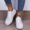 2022 Nya modekvinnor Flat Casual Shoes Bekväm utomhussportplattform Plus Size Round Head Women's Shoes 2022 Spring Winter Sport Suede Sneakers Lace Up Oxford