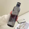 Bottiglie d'acqua Borraccia sportiva in plastica per PC da 500 ml Grande capacità a prova di perdite con marcatura del tempo Caduta creativa