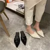 Mujeres Mules Sandalias plisadas Zapatillas de cuero Zapatos de mujer Pisos Chanclas Diseñadores Moda Diapositivas Punta estrecha Sexy Verano