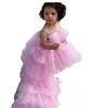 2022 Lovely Pink Flower Girls Dresses Jewel Neck Nislusion Tulle Tiered Ruffles High Low Sweep Train 어린이 생일 소녀 대회 가운