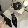 Mujeres Mules Sandalias plisadas Zapatillas de cuero Zapatos de mujer Pisos Chanclas Diseñadores Moda Diapositivas Punta estrecha Sexy Verano