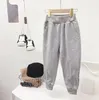 Barndesignerbyxor l￥nga byxor Fashion Letters Print Boy Gilrs jogger byxor casual Sweatpants unisex barn kl￤der 2 f￤rger h￶g kvalitet