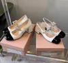 Sandálias e sapatos da MIU feminina Mary Jane costurados com correntes de pérolas Sandálias de praia de femininas férias