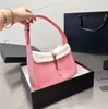 2023 Designer Fashion Femmes Sacs à bandoulière Femmes Sacs à main axillaires en daim avec fourrure classique lettre portefeuille sac