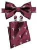 ربطة عنق الحرير بورجوندي مع منديل مصمم نمط الديناصورات الأبيض