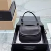 Сумка для почтальона высшего качества Золотая буква Black Awgles Sacks Crossbody Baguette Bags Designer Женские модные сумки 23 см.