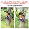 Садовые украшения сбивают ведьму в дерево Хэллоуин