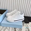 New Sneakers Shoes 2022 Primavera e verão nova cor de fundo grossa que combina com renda feminina no topo alto branco pequeno branco